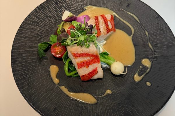 【MAIN】金目鯛の鱗焼き・下仁田ネギのクレマ・柚子胡椒ヴァンブランソースの画像