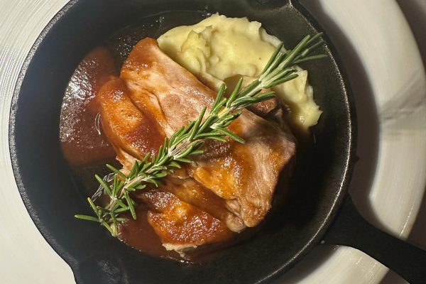 【MAIN】自家製バーベキューソースに漬け込んだスペアリブ（2本）の画像